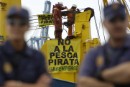 Activistas encaramados en las grúas del Buque
