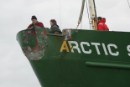 La flota ballenera japonesa embiste a un barco de Greenpeace en la Antártida