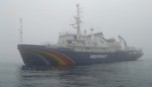 El buque Esperanza en la niebla en el borde