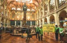 Miembros de Greenpeace en la Bolsa de Madrid