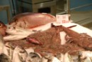 Mostrador de pescado fresco en un supermercado