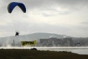 Un activista de Greenpeace sobrevuela la