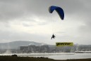 Un activista de Greenpeace sobrevuela en
