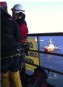 Activistas de Greenpeace en la plataforma petrolífera