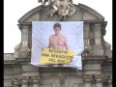 Greenpeace "calienta" la Puerta de Alcalá