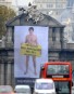 Greenpeace "calienta" la Puerta de Alcalá para pedir a Europa que salve el clima