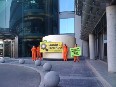 Esta mañana, activistas de Greenpeace han sustituido el logo verde y amarillo de la petrolera británica BP en su sede de Alcobendas (Madrid), por otro más acorde a su  verdadera política ambiental, con los colores marrón y negro, en referencia al crud...