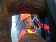 Desde esta mañana, escaladores de Greenpeace están bloqueando un enorme barco de perforación petrolífera, anclado a una milla de las islas Shetland (Reino Unido) para evitar que zarpe y comience la exploración en aguas profundas.