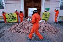 Greenpeace llevó escombros del Algarrobico a la Casa Rosa, sede de la Junta de Andalucía 

