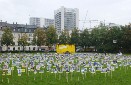 Acción de Greenpeace con más de 1.300 personas frente a la sede central de Novartis.