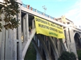 Acci&#243;n en vivo/ Escaladores despliegan una pancarta de 126 m2 en el Viaducto (Madrid)