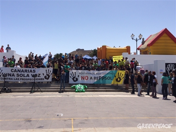 Cadena humana en Canarias contra el petróleo y por las renovables