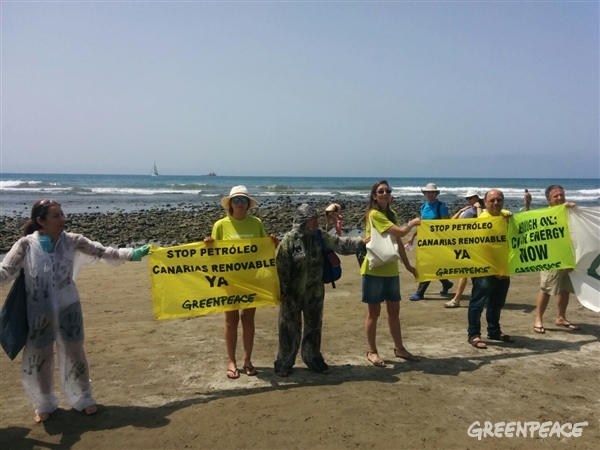 Cadena humana en Canarias contra el petróleo y por las renovables