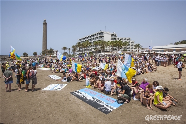 Concentración en Canarias contra el petróleo y por las renovables. Foto: BORJA SUÁREZ