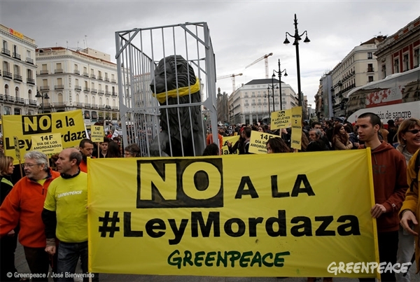 Acción de protesta contra la Ley Mordaza en la Puerta del Sol