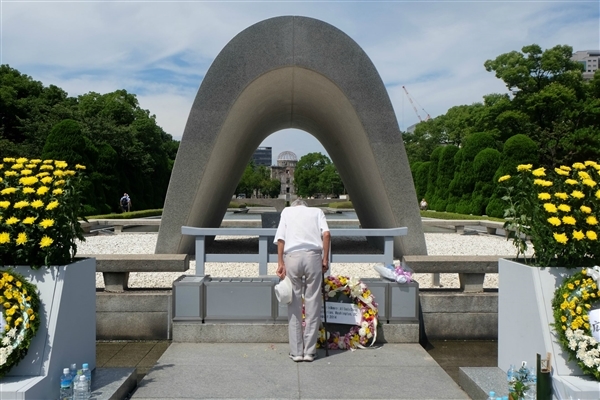 Un anciano se postra ante el cenotafio en memoria de las víctimas de Hiroshima