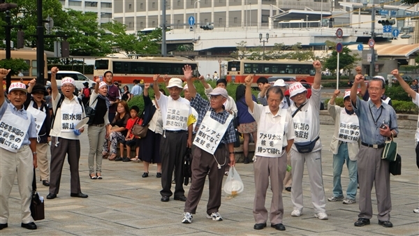 Un grupo de japoneses reivindica la paz
