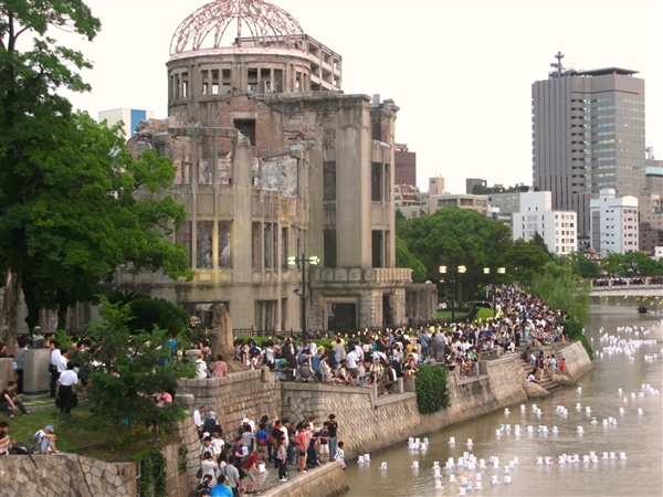 Los japoneses arrojan farolillos de papel por el río de Hiroshima