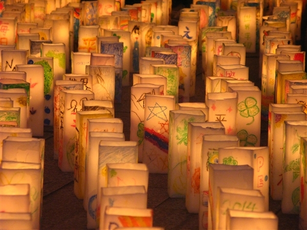 Velas con mensajes por la paz en Hiroshima