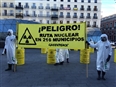 Acci&#243;n/ Activistas de Greenpeace recorren con 30 bidones “radiactivos” los alrededores de la Puerta del Sol de Madrid
