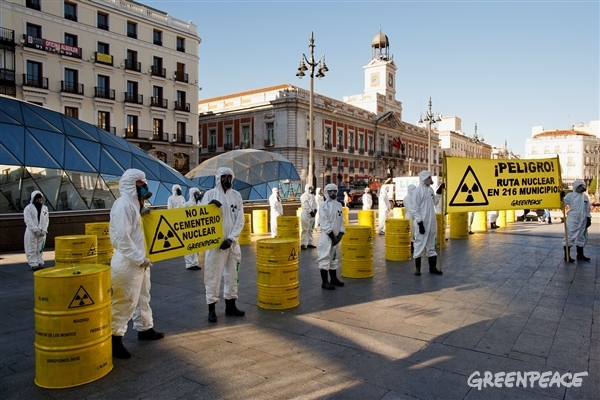 Acción de protesta en Sol contra el traslado de residuos nucleares.