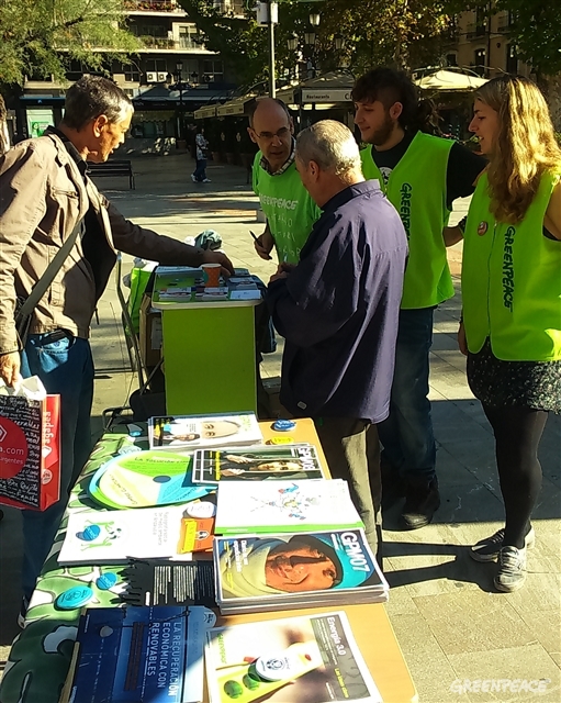 Mesa informativa de los voluntarios en Granada.