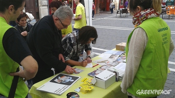 En Iruña mucha gente se ánima a firmar y a escribir sus demandas a los candidatos para el 20D. 