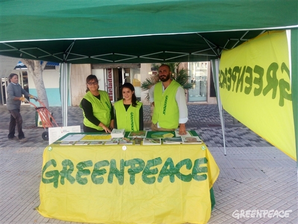 En la Avenida Isidoro Macabich, nuestros voluntas acercan la campaña para que el medio ambiente esté más presente en la próxima legislatura. 
