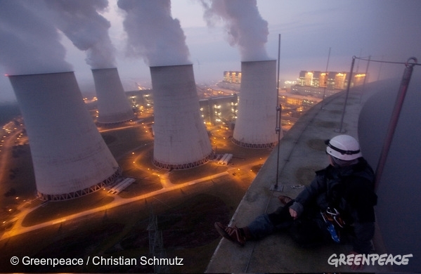 Un activista observa desde lo alto una central en Alemania.