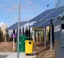 Paneles solares en un punto limpio de Rivas-Vaciamadrid