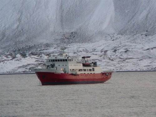 Buque de la autoridad que aparece en la acción de Greenpeace en el Ártico /J.L de Uralde