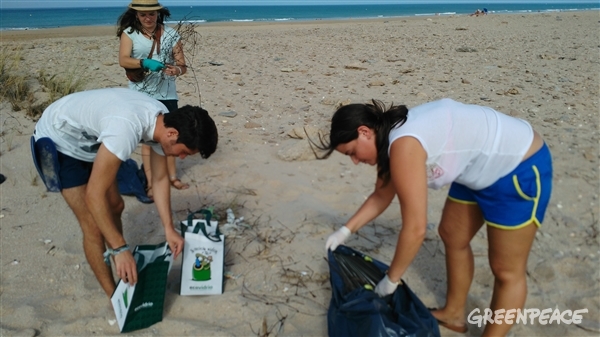 Voluntas de Sevilla y Cádiz recogiendo plásticos en la playa de Camposoto, San Fernando, Cádiz.