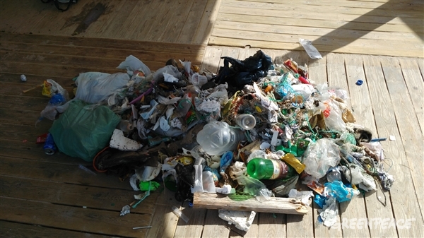 Voluntas de Sevilla y Cádiz recogiendo plásticos en la playa de Camposoto, San Fernando, Cádiz.