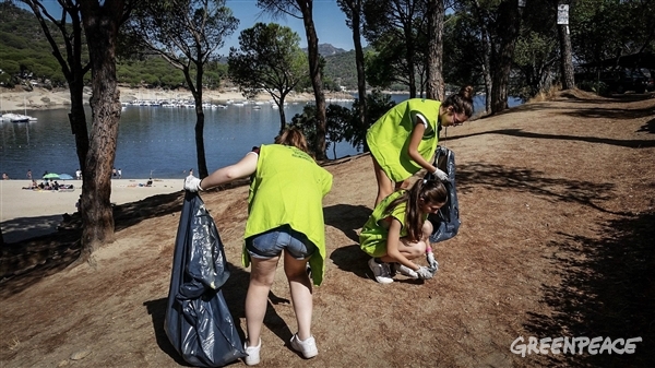 Recogida de plásticos por el grupo de voluntas de Madrid, en el Pantano de San Juan.