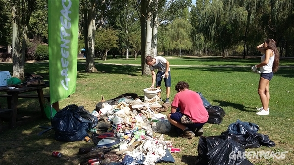 Limpieza de plásticos en el río Torio, en León.
