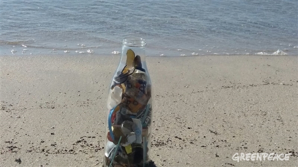 Voluntas recogen plásticos en la playa de San Gabriel (Alicante)