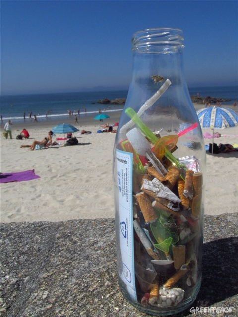 Nuestros voluntas en Vigo, en la praia de Samil haciendo labores de limpieza y concienciación.