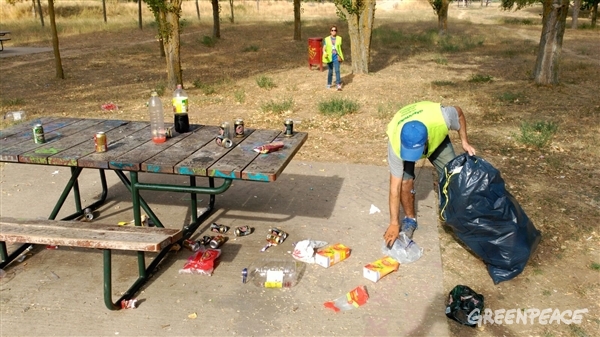 Voluntas recogiendo plásticos en la playa de Fuentes Blancas, Burgos.