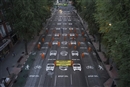 En vivo/ 30 activistas, 2000 m2 de calle con 200 se&#241;ales por el D&#237;a sin coches