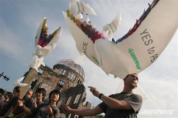 Activistas de Greenpeace con palomas de la paz en Hiroshima