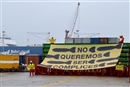 ACCI&#211;N en vivo/ Protestamos frente a la carga de armas en el puerto de Bilbao
