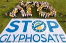 Pancarta humana para exigir la prohibición del glifosato en la UE #StopGlifosato