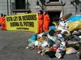Acci&#243;n en vivo/ 4 toneladas de basura en la puerta del Ministerio de Medio Ambiente (Madrid)