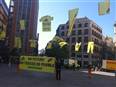 ACCI&#211;N/ Activistas de Greenpeace cuelgan los &quot;trapos sucios&quot; de Nike y Adidas en la plaza de Callao de Madrid