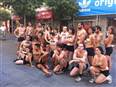 Greenpeace organiza el mayor striptease del mundo para retar a Adidas y Nike a un futuro sin T&#243;xicos