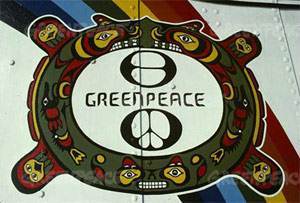 En el comienzo de Greenpeace, el totem fue dado por la tribu Kwakiutl de Canada a la tripulación del Phillis Cormack, aquel grupo de gente que quería parar unas pruebas nucleares en Alaska,. Desde entonces, el totem ha estado presente en todos los barcos de Greenpeace.