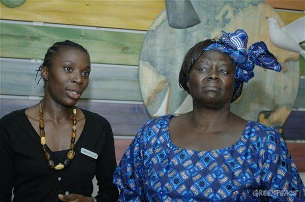 Wangari Maathai, a la derecha