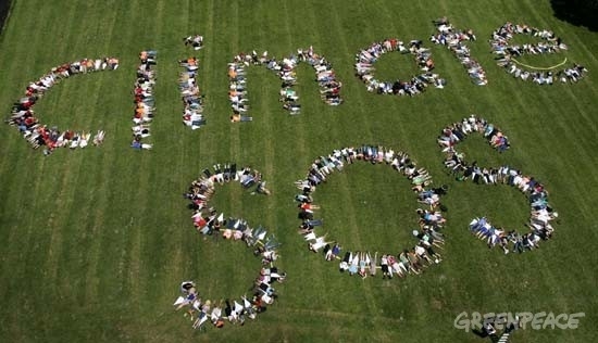 350 personas forman una pancarta humana con el lema "SOS Clima" en el parque oeste de Auckland, Nueva Zelanda 