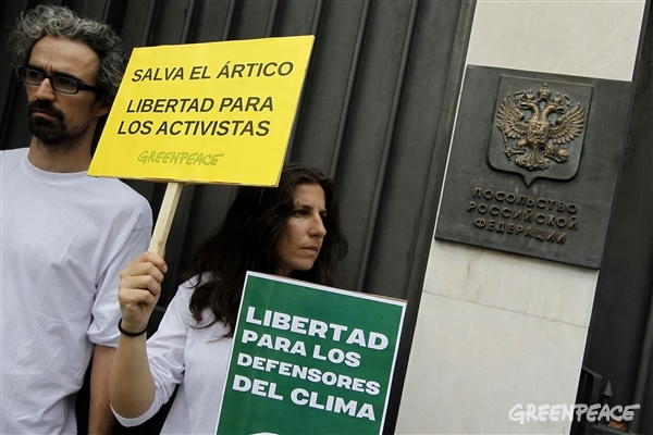 Ante la embajada rusa en Madrid para pedir la puesta en libertad de la tripulación del Arctic Sunrise