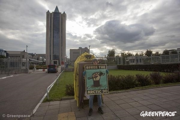 Manifestante de Greenpeace ante la embajada de Gazprom